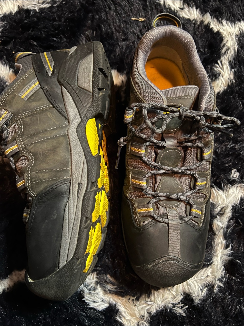 Keen Men's Black and Yellow Trail Sneakers